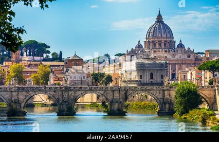 Vue sur le Tibre jusqu'à la basilique Saint-Pierre depuis le pont Angel à Rome Lazio Italie Banque D'Images