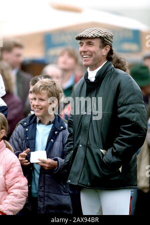 Peter Phillips Et Le Capitaine Mark Phillips Lors Des Épreuves Du Stoneaston Park Horse Trials, Angleterre, Mars 1989 Banque D'Images