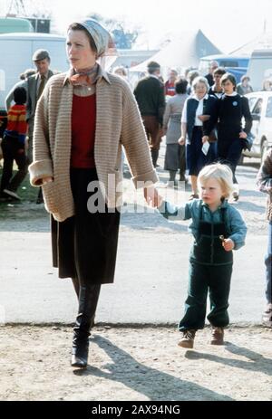 HRH Princess Anne et Zara Phillips lors des épreuves de Badaminton Horse, Angleterre avril 1984 Banque D'Images