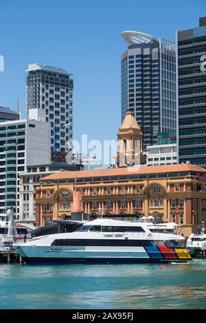 Ferry arrive à Auckland waterfront Ferry Terminal, Nouvelle-Zélande Banque D'Images