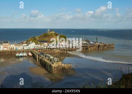 Vue imprenable sur la jetée avec la sculpture « Verity » de Damien Hirst et le port d'Ilfracombe dans North Devon, Royaume-Uni Banque D'Images