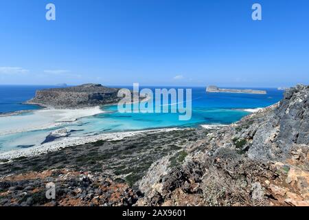 Grèce, les personnes non identifiées jouissent de la superbe plage de Balos sur la péninsule de Gramvoussa près de Kissamos avec l'île de Gramvousa en arrière-plan Banque D'Images