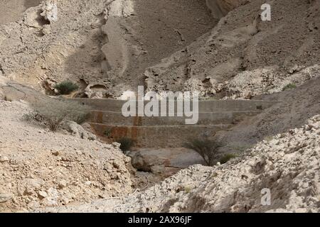 Un barrage d'eau historique dans la vallée d'Al Mubazzara dans les contreforts de la plus haute montagne des Émirats arabes Unis Jebel Hafeet, Al Ain Banque D'Images