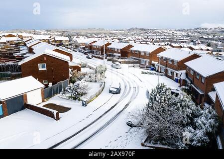 Paysages aériens de Longton, Stoke on Trent recouvert de neige après une tempête soudaine. Fortes chutes de neige et blizzards enneigés couvrant la ville Banque D'Images