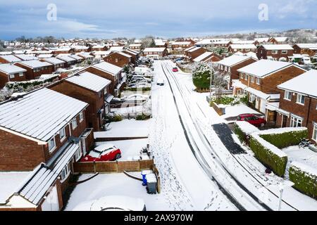 Paysages aériens de Longton, Stoke on Trent recouvert de neige après une tempête soudaine. Fortes chutes de neige et blizzards enneigés couvrant la ville Banque D'Images