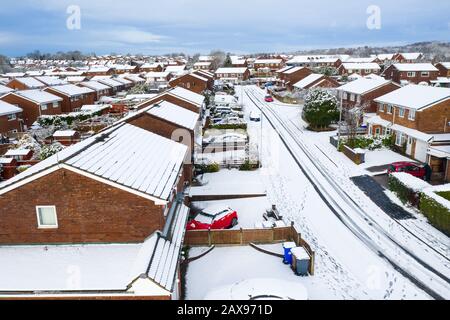 Paysages aériens de Longton, Stoke on Trent recouvert de neige après une tempête soudaine. Fortes chutes de neige et blizzards enneigés couvrant la ville Banque D'Images