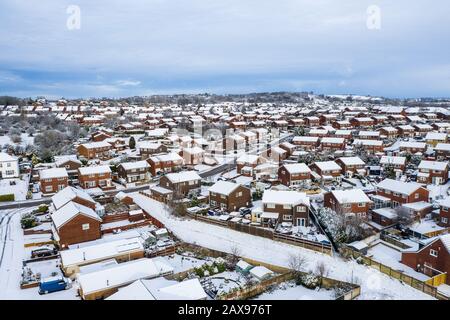 Paysages aériens de Longton, Stoke on Trent recouvert de neige après une tempête soudaine. Fortes chutes de neige et blizzards enneigés couvrant la ville Banque D'Images