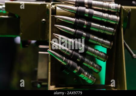 Chaîne à balles suspendue du pistolet à machine. Ceinture de munitions de cartouche Banque D'Images