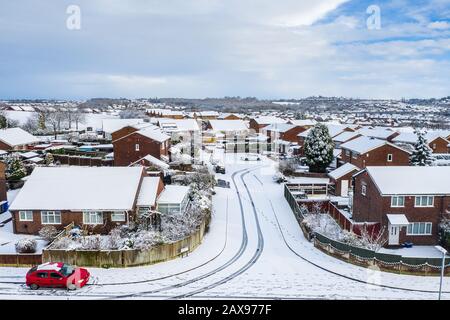 Paysages aériens de Longton, Stoke on Trent recouvert de neige après une tempête soudaine. Fortes chutes de neige et blizzards enneigés couvrant la ville Banque D'Images