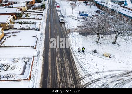 Paysages aériens de Longton, Stoke on Trent recouvert de neige après une tempête soudaine. Fortes chutes de neige et blizzards enneigés couvrant la ville Banque D'Images