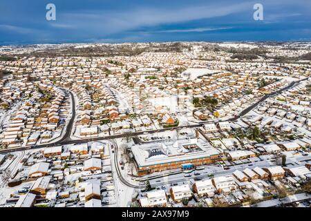 Paysages aériens de Longton, Stoke on Trent recouvert de neige après une tempête soudaine. Fortes chutes de neige et blizzards enneigés couvrant la ville Banque D'Images