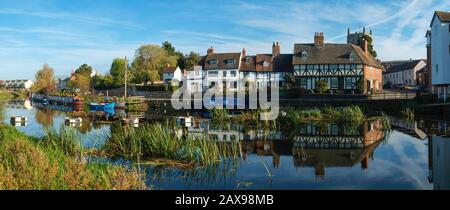 24 octobre 2018 - Tewkesbury, Royaume-Uni : vue panoramique d'un groupe pittoresque de cottages se reflétant dans la paisible rivière Avon près d'Abbey Mill dans la ville de Tewkesbury, Gloucestershire, Severn Vale, Royaume-Uni Banque D'Images