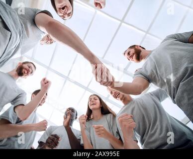 Poignée solide des deux dirigeants dans le cercle des amis Banque D'Images