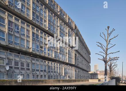 Robin Hood Gardens conçu par Alison et Peter Smithson à Poplar, Londres Banque D'Images