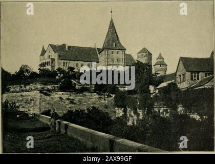 Nuremberg et son art à la fin du XVIIIe siècle. . mis en place au cours du 14*^ siècle. La disposition des rues, qui étaient certaines d'entre elles larges et spacieuses dans leur planification et diffusées à de nombreux points dans des espaces de type marché, est certainement restée comme vieille, andit est d'être accepté que cette pratique l'a déjà prévalu alors, ce qui donne à socozy un regard à de vieilles rues, à savoir la pratique de ne pas arranger les maisons côte à côte et assez niveau les unes avec les autres, mais de laisser un peu plus loin devant les autres, de sorte que chacun peut dominer la ruestreetée avec une individualité de lui Banque D'Images