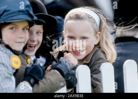 Zara Phillips partage une blague avec ses amis à Windsor Horse Trials, Windsor, Angleterre, mai 1988 Banque D'Images