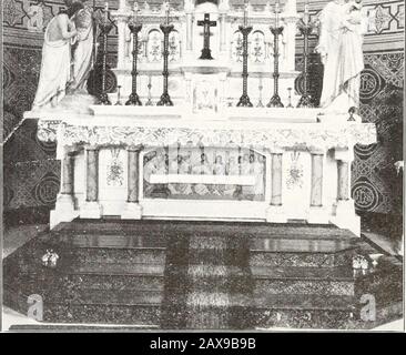 Livre d'année souvenir et guide paroissial de l'Église catholique de StJohn the Baptist ..Hot Springs, Arkansas. . MDl|p Peintures D'Autel de f anl HonSeHrbwauont en £&gt;t joints (Ehnrrij Touristes voyageant à travers hg Europe du Sud, en particulier en Suisse et en Italie, se trouveront souvent dans leurs livres de guidage sur les curiosités et objets dignes d'être des remarques seenrities comme ceci: Dans telle ou telle église ou musée ou peinture de Deserden. L'église Saint-Jean de Hot Springs est en possession de trois trésors artistiques aussi rares. Les trois peintures de l'autel, Saint Nicolas de Mira, sur le haut autel, le H Banque D'Images