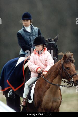 HRH Princess Anne (à l'arrière) et Zara Phillips lors du Stoneaston Park Horse Trials, Angleterre, mars 1989 Banque D'Images