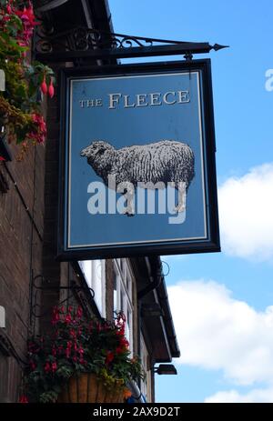 ENSEIGNES Inn - le polaire à Whitby, North Yorkshire, Royaume-Uni. Les signes de pub datent d'une époque où leurs clients étaient souvent analphabètes, mais pouvaient reconnaître des images picturales. On dit que le nom de la polaire est passé des auberges appartenant aux Chevaliers de l'ordre du Golden Fleece du XVe siècle à l'époque médiévale et plus tard. (Le roi Henry VIII d'Angleterre était membre de l'ordre, Tant de pubs portant ce nom ont pu avoir des liens avec le monarque).Une Autre source de pubs portant ce nom se produit dans les zones rurales où une polaire de mouton a été suspendue par des propriétaires quand une nouvelle bière était disponible. Banque D'Images