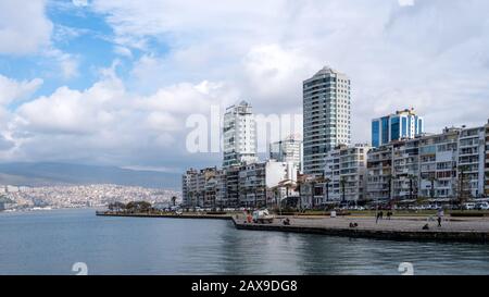 Izmir/Turquie - 02/06/2020: Vue sur la ville depuis le ferry pour passagers jusqu'à Karsiyaka. Banque D'Images