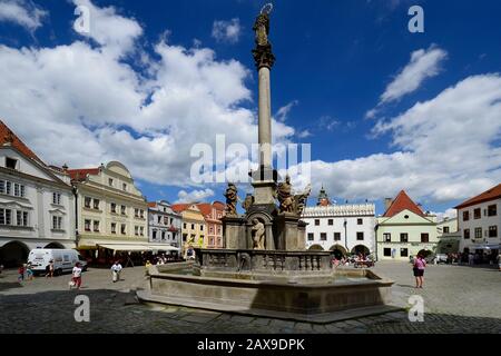 Cesky Krumlov, République tchèque - 11 août 2013 : touristes, restaurants, fontaine et bâtiments non identifiés autour de la place du marché dans le Wor De L'Unesco Banque D'Images