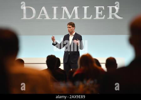 Stuttgart, Allemagne. 11 février 2020. OLA KAELLENIUS, Président de la direction, PDG Daimler AG, Gesture, sur le podium. Conférence De Presse Annuelle Daimler 2020 Le 11 Février 2020. | utilisation dans le monde crédit: DPA/Alay Live News Banque D'Images