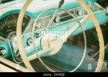 Den Bosch, PAYS-BAS - 12 MAI 2019: Image de style rétro de l'intérieur d'une voiture classique bleue Cadillac années 50 à Den Bosch, aux Pays-Bas Banque D'Images