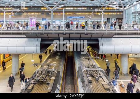 La Haye, Pays-Bas - 15 janvier 2020 : les navetteurs qui attendent des trains et des tramways sur une plateforme de deux étages située à l'intérieur de la gare centrale Du Banque D'Images