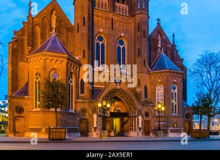 Vue sur la rue sur l'église heikese dans le centre-ville de tilburg, aux Pays-Bas Banque D'Images