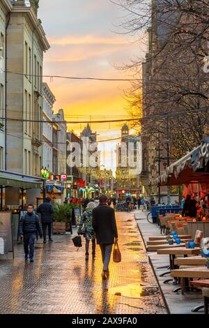 La Haye, Pays-Bas - 15 janvier 2020: La rue commerçante Plein à côté des bâtiments du gouvernement Binnenhof pendant le coucher du soleil à la Haye Banque D'Images