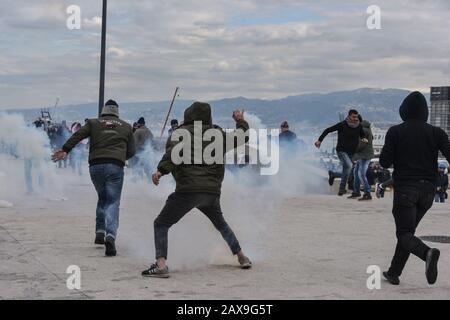 Centre-Ville De Beyrouth, Liban. 11 février 2020. Un manifestant remet une cartouche de gaz de terre vers la police. Les gens se sont réunis pour protester contre les obstacles qui les empêchent d'atteindre le parlement le jour d'un vote de confiance dans le nouveau cabinet proposé par le PM provisoire Hassan Diab. Crédit: Elizabeth Fitt/Alay Live News Banque D'Images