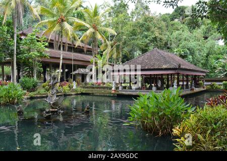 Pavillon dans le lac au temple Gung Kawi Sebatu à Bali, Indonésie Banque D'Images