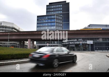 Stuttgart, Allemagne. 11 février 2020. Une voiture Mercedes noire se trouve au rond-point devant le siège social de Daimler à Stuttgart Untertuerkheim. Conférence De Presse Annuelle Daimler 2020 Le 11 Février 2020. | utilisation dans le monde crédit: DPA/Alay Live News Banque D'Images