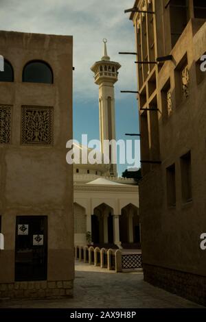 Mosquée Et Tours Éoliens À Bastakia, Dubaï, Émirats Arabes Unis. Banque D'Images