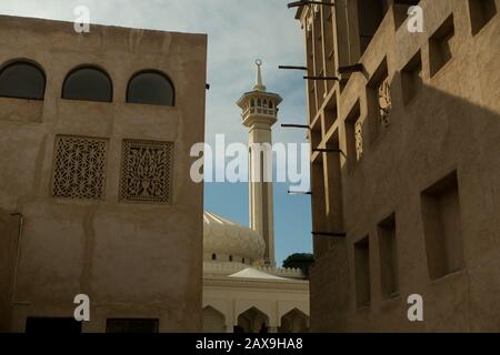 Mosquée Et Tours Éoliens À Bastakia, Dubaï, Émirats Arabes Unis. Banque D'Images