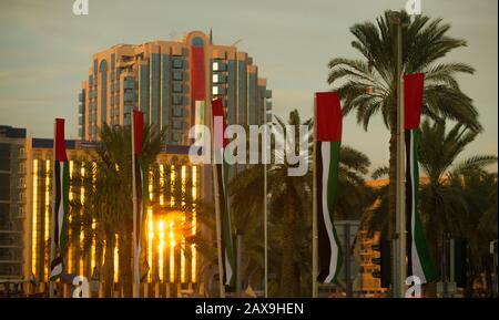 Les Émirats arabes Unis ont fait des drapeaux devant la Banque nationale de Dubaï lors de la célébration de la Journée nationale des Émirats arabes Unis, à Dubaï. Banque D'Images