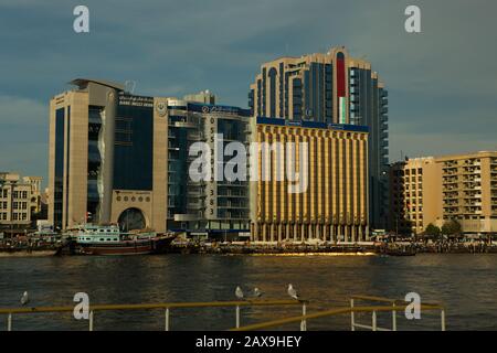 Bâtiments De La Ville Sur Dubai Creek, Dubaï, Emirats Arabes Unis. Banque D'Images