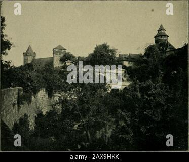 Nuremberg et son art à la fin du XVIIIe siècle. . RM (Tour Pagans) dans le château impérial.Phot(jgraph de F. Schmidt. Nulle part ne semble respirer l'atmosphère de l'art allemand si entièrement et exclusivement qu'à Nuremberg. C'est merveilleux que, bien que des siècles se soient construits à Nuremberg, chacun de sa propre façon et chacun avec des formes distinctives et un caractère propre, theyont rejoint leur travail si harmonieusement ensemble, et a créé chaque partie avec tel esprit et pleine puissance, Que l'ensemble donne une impression d'unité (fig. I).Les Générations ont passé, et avec eux le goût et la capacité artistique Banque D'Images
