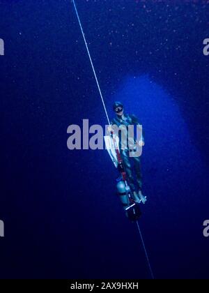 Le plongeur gratuit de la championne italienne Linda Paganelli pose devant l'tristement célèbre Archway à une profondeur de 60 mètres dans le site de plongée Blue Hole en Egypte. Le trou bleu et son arche ont revendiqué la vie de nombreux plongeurs au fil des ans, et est maintenant devenu une Mecque pour les plongeurs libres de champion dans le monde. Banque D'Images