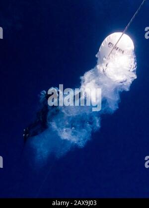 Linda Paganelli, la championne italienne, prend des pousses vers la surface dans un nuage de bulles lors d'une formation sans limite dans le trou bleu égyptien dans le désert du Sinaï, le 10 septembre 2006. La station balnéaire de Dahab dans le Sinaï est devenue une Mecque pour les plongeurs libres en raison de la proximité de chutes abruptes et de profondeurs extrêmes près de la rive. Banque D'Images