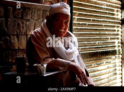 Boire du thé dans le souq, au Caire, en Egypte. Banque D'Images