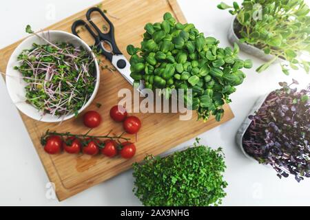 préparation de la salade fraîche à partir de microgreens et de légumes Banque D'Images