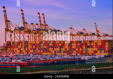 Bremerhaven, Allemagne, 16 janvier 2020: Voitures, grues à conteneurs et à conteneurs dans le port en allemagne Banque D'Images