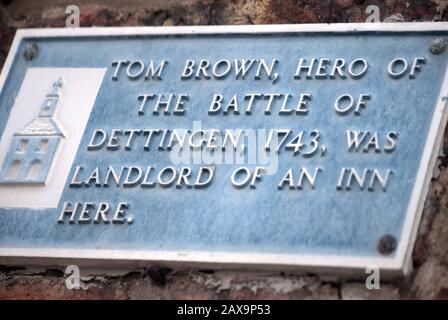 Plaque Bleue Commémorant Tom Brown, Yarm, Yorkshire Du Nord Banque D'Images