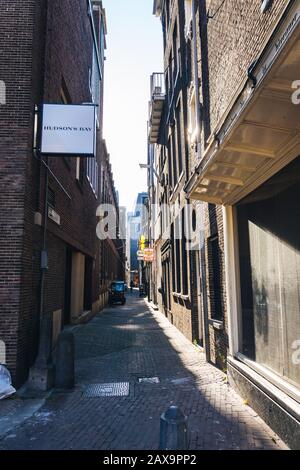 Rue étroite à Amsterdam Banque D'Images