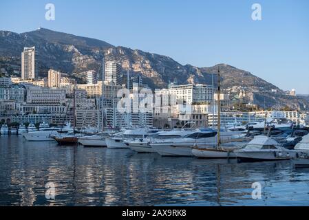 Yachts amarré au Port Hercules en Principauté de Monaco Banque D'Images
