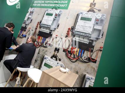 Essen, Allemagne. 11 février 2020. EMH Metering, un fabricant d'instruments de mesure électroniques, a couvert un mur de stand au salon E-World 2020 avec papier peint photo. Au salon de l'électronique, environ 800 exposants de 25 pays présenteront leurs innovations. Crédit: Roland Weihrauch/Dpa/Alay Live News Banque D'Images