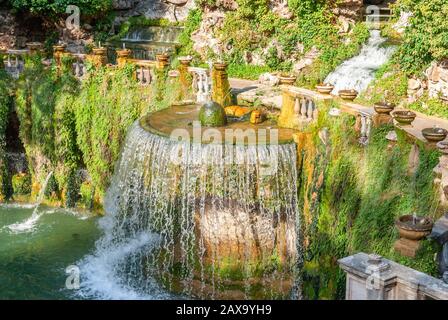 Villa D Este jardins à Tivoli - Fontaine ovale ou Fontana del Ovato site touristique de Tivoli près de Rome - Lazio région - Italie . Banque D'Images