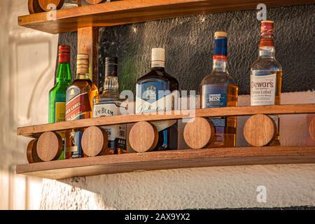 Bouteilles d'alcool sur la clayette 3 Banque D'Images