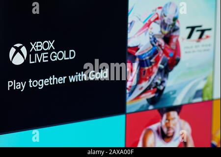 New-York , États-Unis - 11 février 2020: Abonnement Xbox Live Gold pour les jeux sur écran de télévision de près Banque D'Images